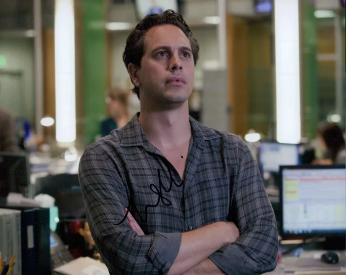 Thomas Sadoski autograph
