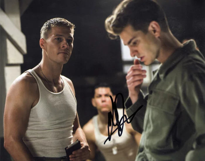 Luke Bracey autograph