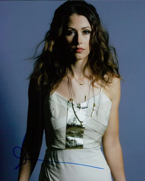 Amanda Crew autograph