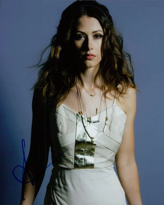 Amanda Crew autograph