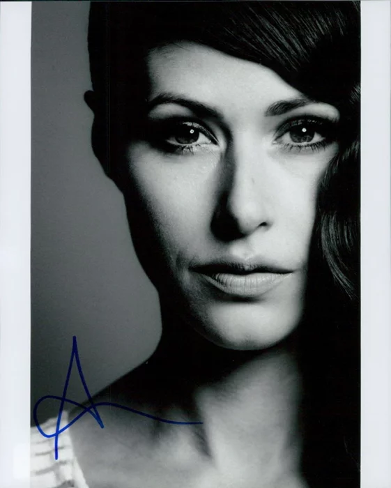 Amanda Crew autograph