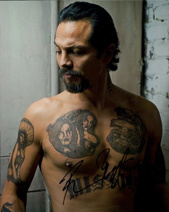 Benjamin Bratt autograph