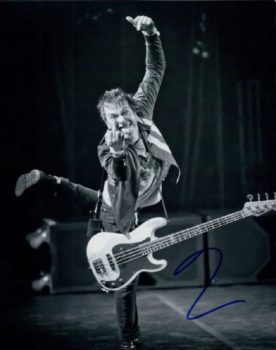 Tommy Trash autograph