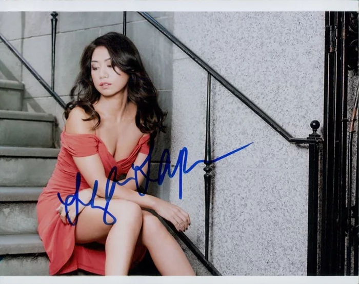 Liza Lapira autograph