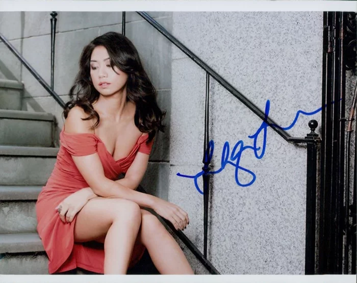 Liza Lapira autograph