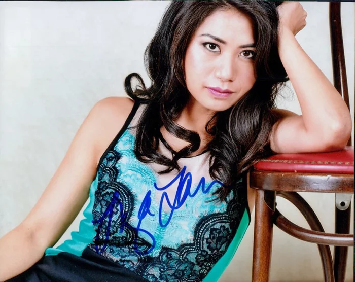 Liza Lapira autograph