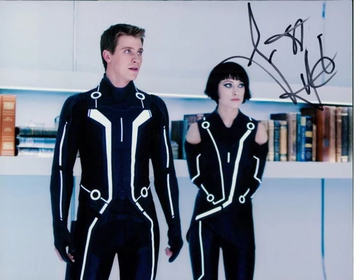 Garrett Hedlund autograph