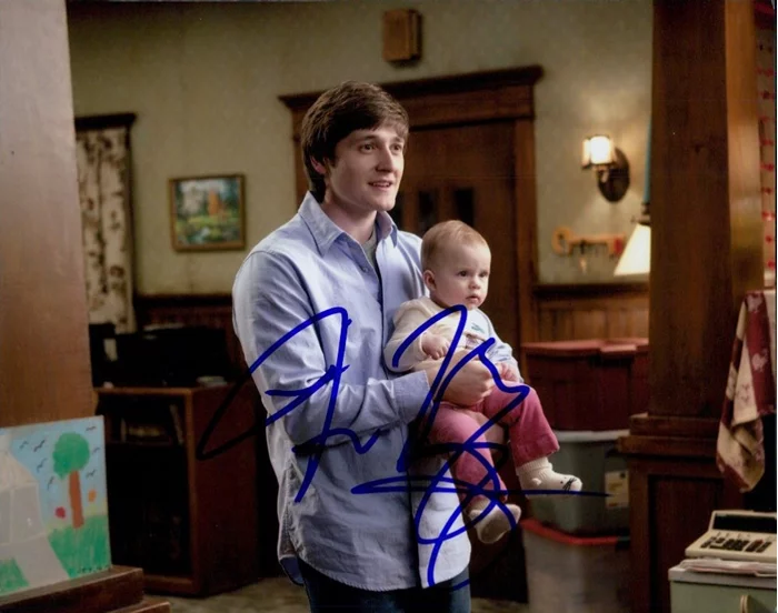 Lucas Neff autograph
