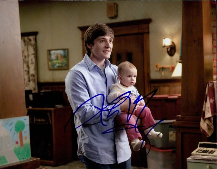 Lucas Neff autograph
