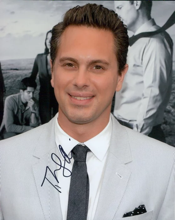 Thomas Sadoski autograph