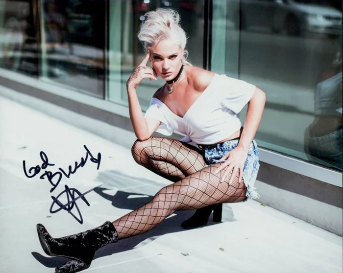 Ava Capra autograph