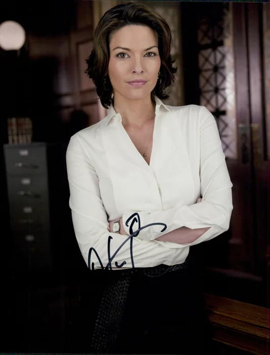 Alana De La Garza autograph