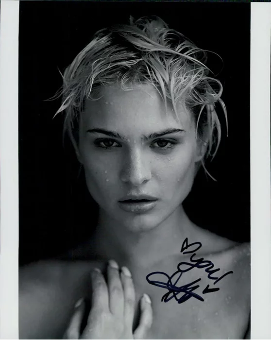 Ava Capra autograph