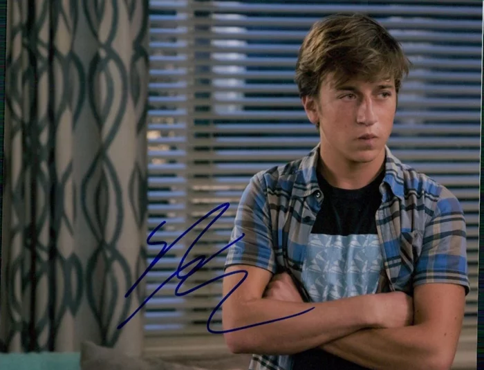 Skyler Gisondo autograph