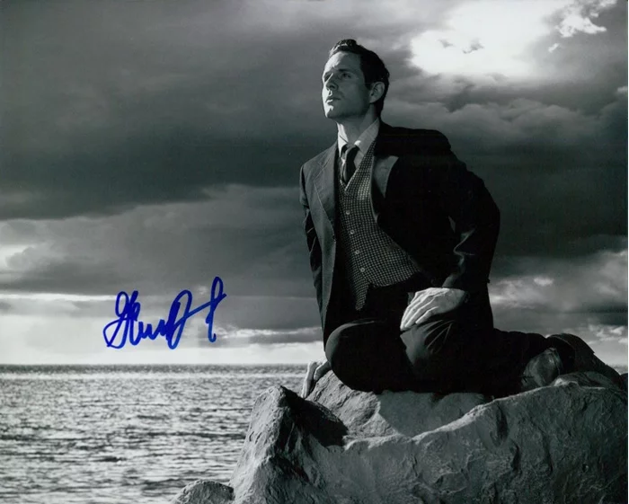 Glenn Howerton autograph