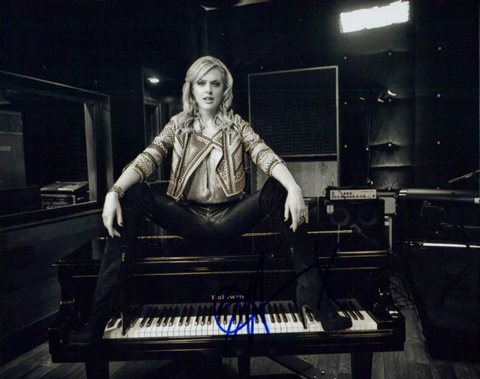 Elaine Hendrix autograph