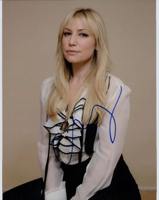 Ari Graynor autograph