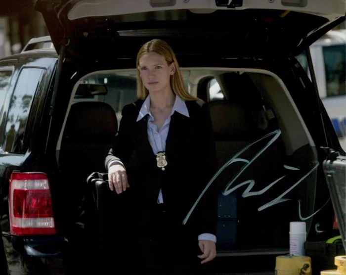 Anna Torv autograph
