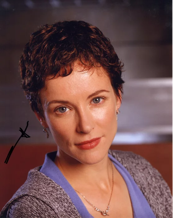 Leslie Hope autograph