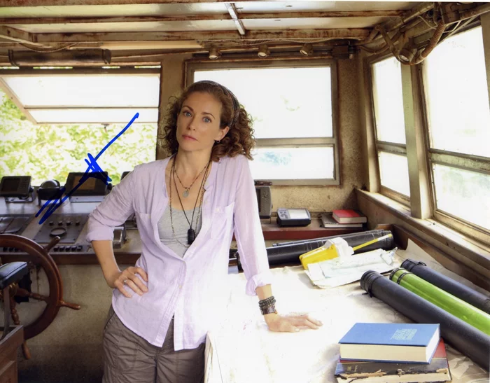 Leslie Hope autograph