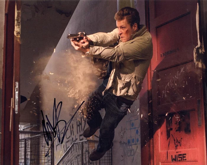 Luke Bracey autograph