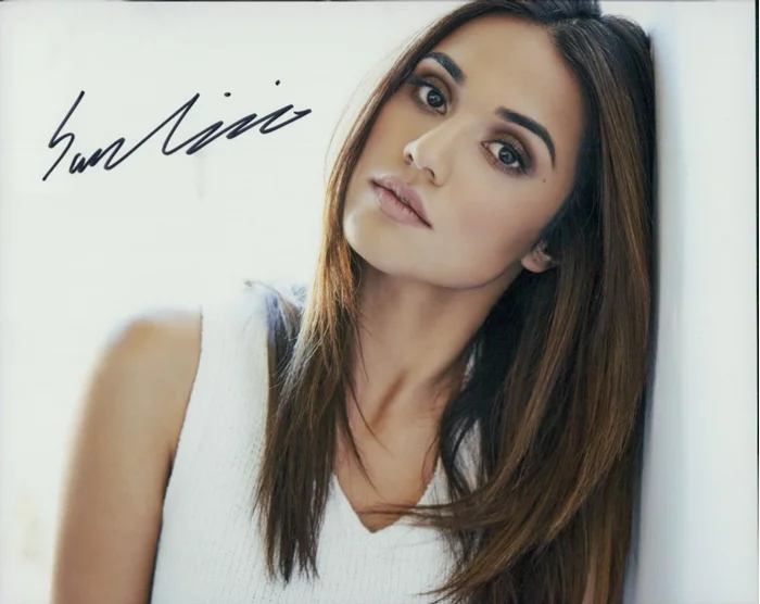 Summer Bishil autograph