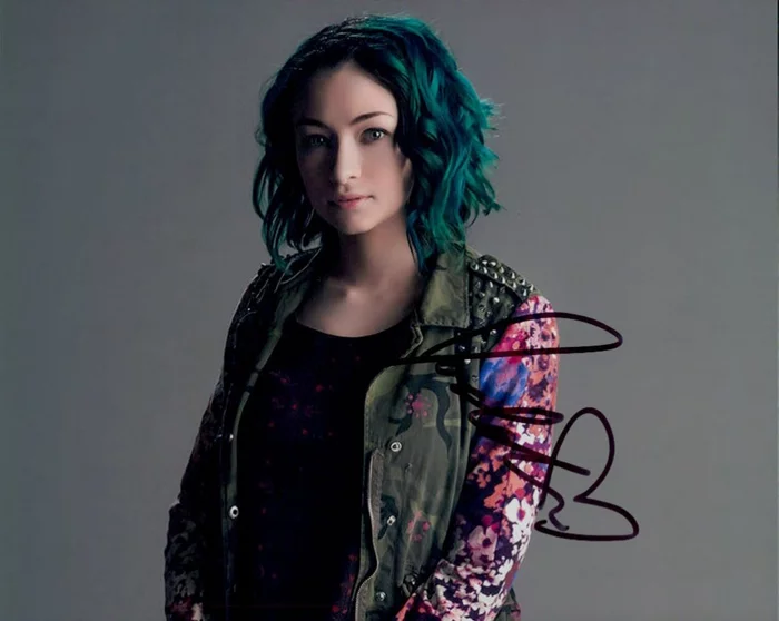 Jodelle Ferland autograph