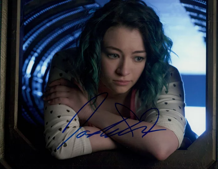 Jodelle Ferland autograph