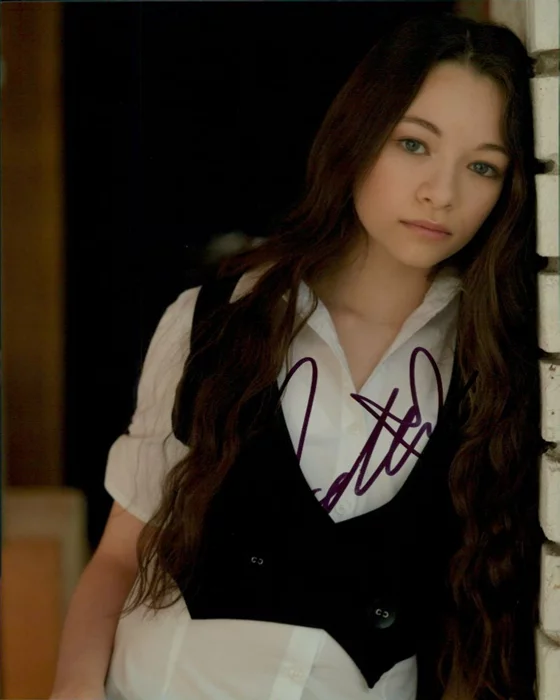 Jodelle Ferland autograph