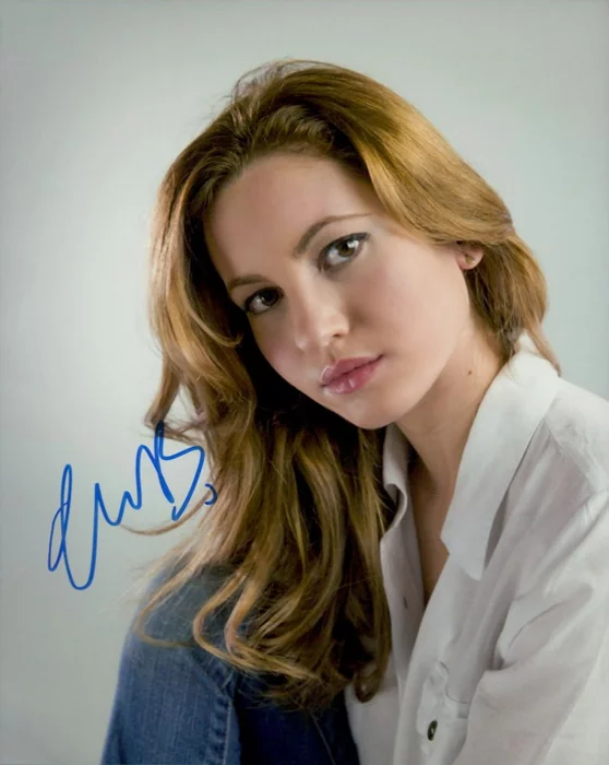 Ivana Baquero autograph