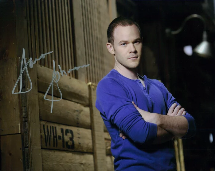 Aaron Ashmore autograph