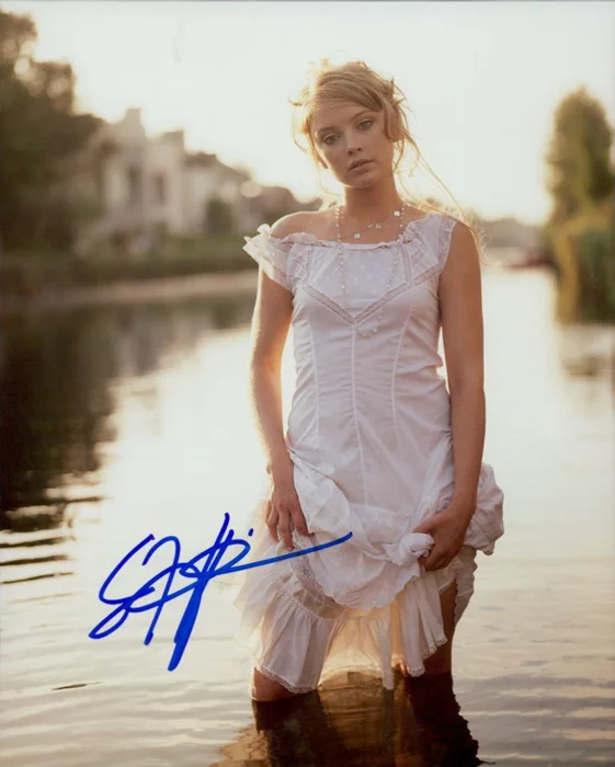 Elisabeth Harnois autograph