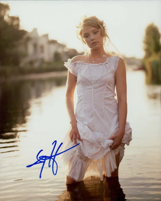 Elisabeth Harnois autograph