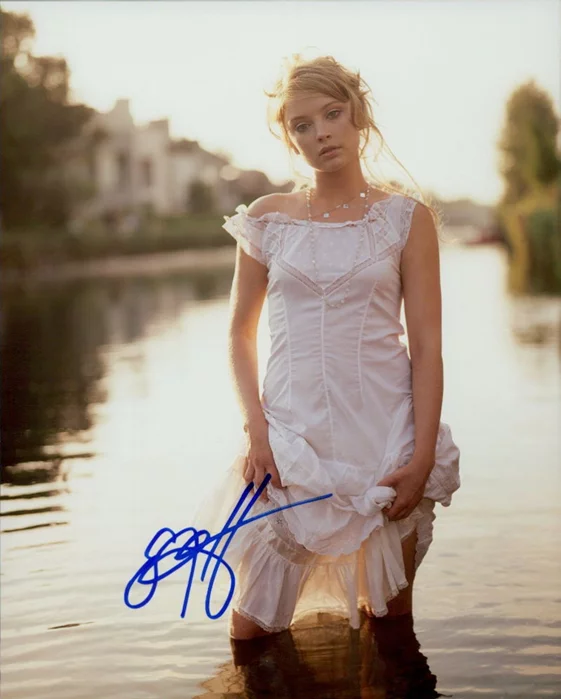 Elisabeth Harnois autograph