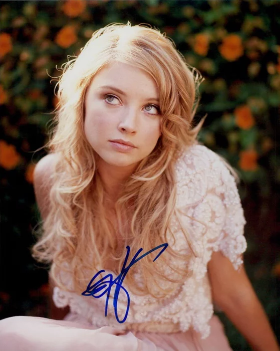 Elisabeth Harnois autograph