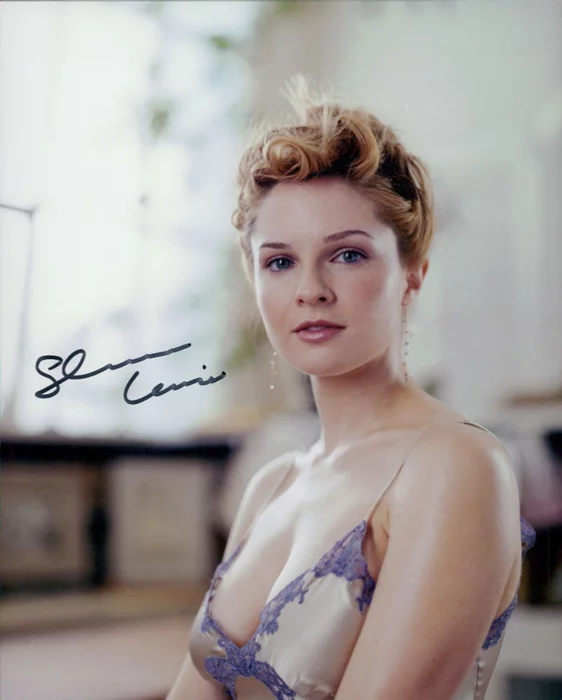 Shannon Lucio autograph