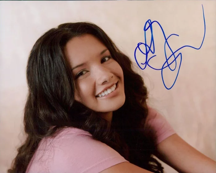 Alice Greczyn autograph