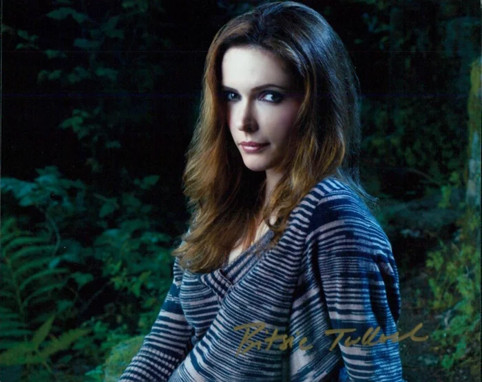 Bitsie Tulloch autograph