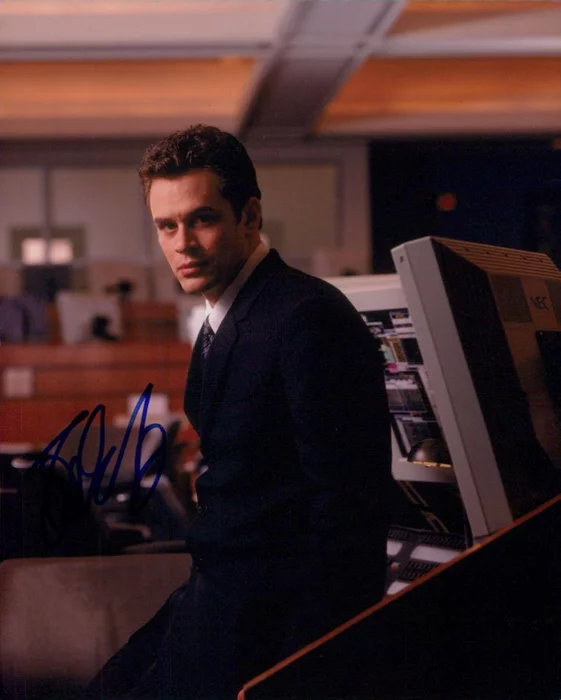 Tom Everett Scott autograph