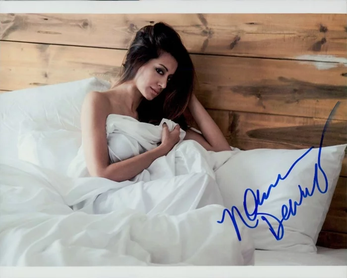 Noureen DeWulf autograph