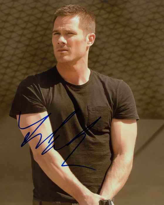 Luke MacFarlane autograph