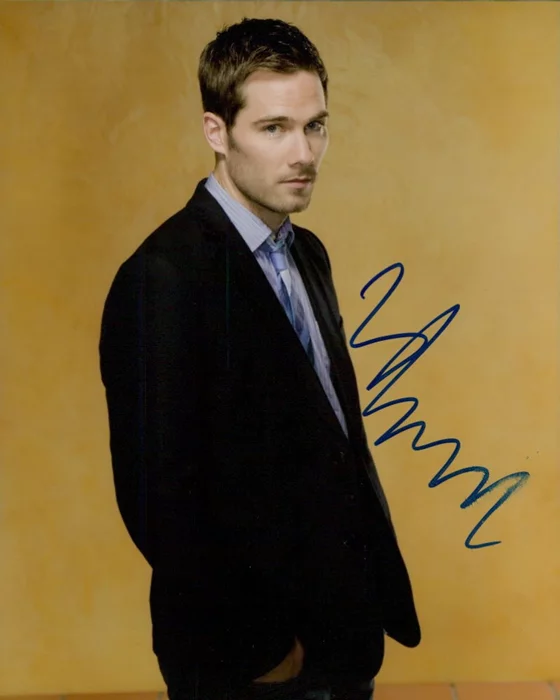 Luke MacFarlane autograph