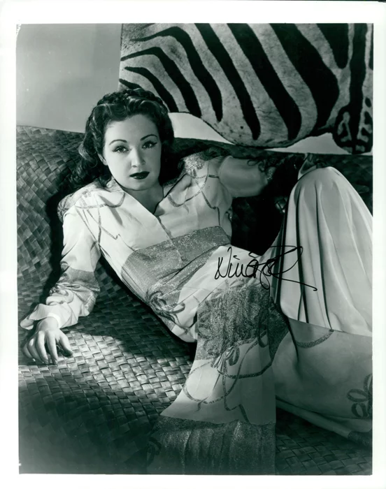 Nina Foch autograph
