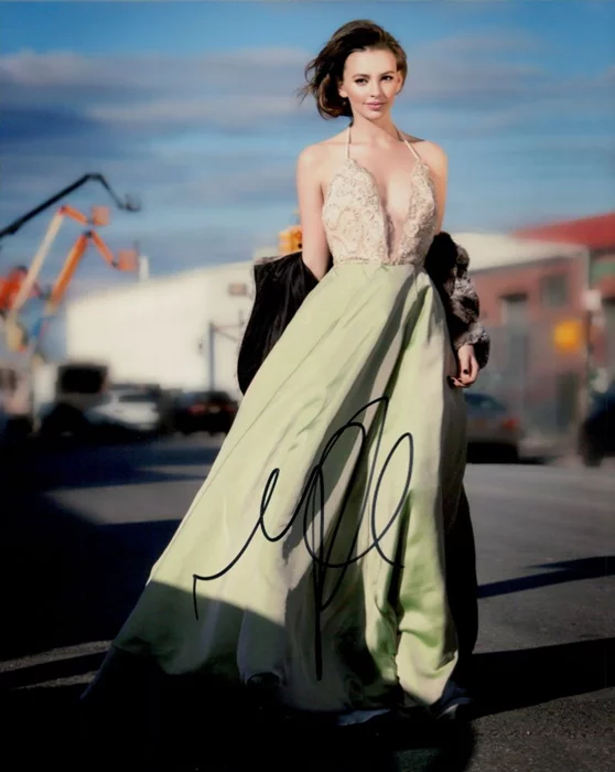 Natasha Bassett autograph