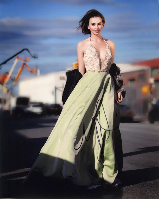 Natasha Bassett autograph