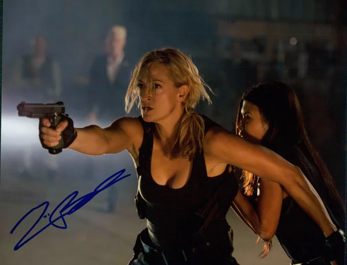 Zoe Bell autograph
