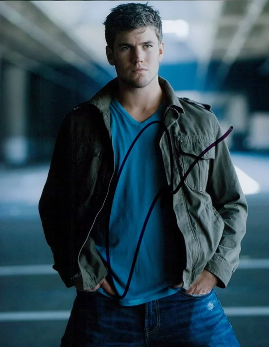 Austin Stowell autograph