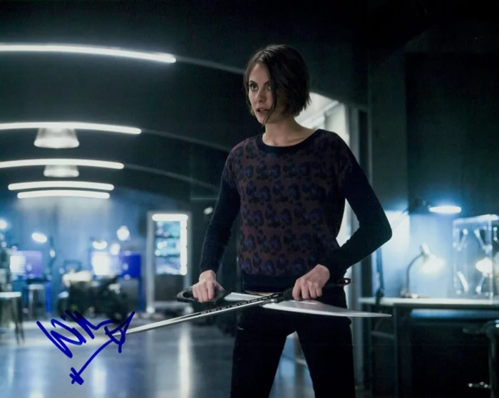 Willa Holland autograph