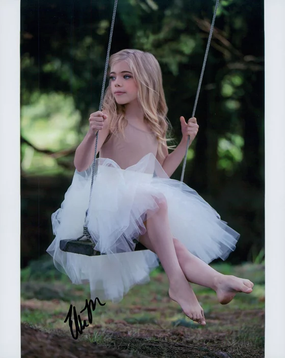 Elle McKinnon autograph