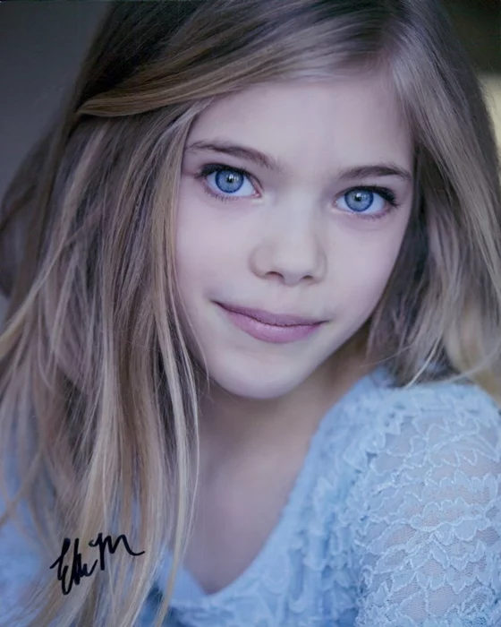 Elle McKinnon autograph